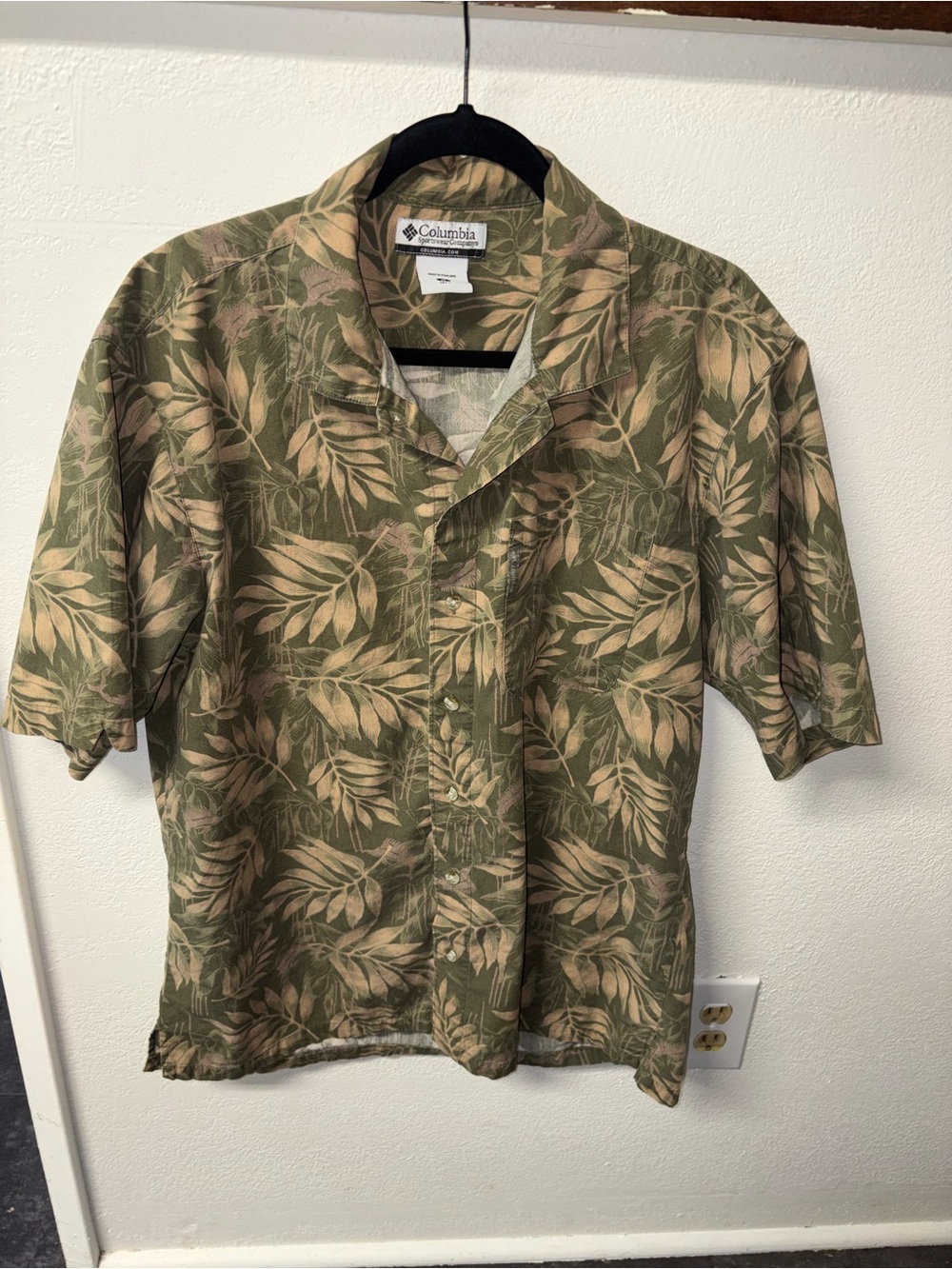 Columbia Olive Green and Tan Leaf Print Short-Sleeve Button-Up Shirt